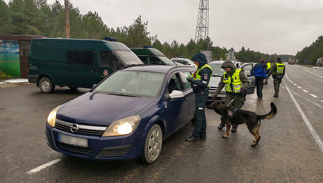 Lietuvos ir Latvijos pareigūnai tikrino automobilius kelyje Klaipėda-Liepoja.