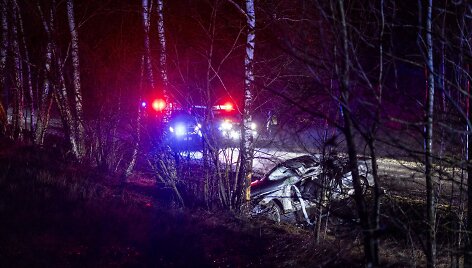 Policijos stabdomas BMW nestojo &ndash; nulėkė nuo kelio ir trenkėsi į medį: žuvo jaunas vairuotojas