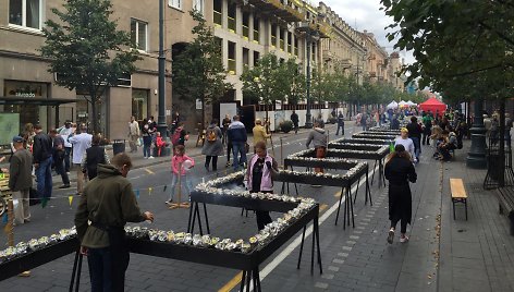 Iškepta 100 metrų obuolių virtinė