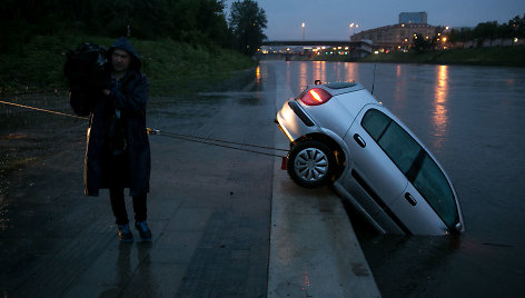 Į Nerį nuslydo automobilis