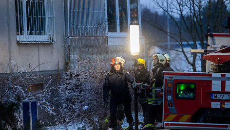 Ugniagesiai bando ištraukti žuvusiųjų kūnus