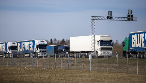 Sunkvežimiai prie Medininkų pasienio posto laukia leidimo įvažiuoti į Baltarusiją