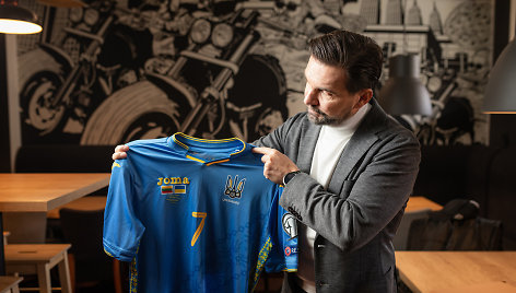 Ukrainai skirtame aukcione garsaus futbolininko marškinėlius gavo Lietuvos atlikėjas