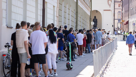 Žmonės renkasi prie Vilniaus universiteto laukdami Joe Bideno kalbos