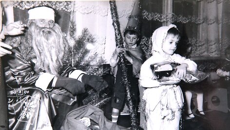 5-erių Edvardas Žičkus darželio Naujų metų &scaron;ventėje vilkėjo zuikio kostiumą