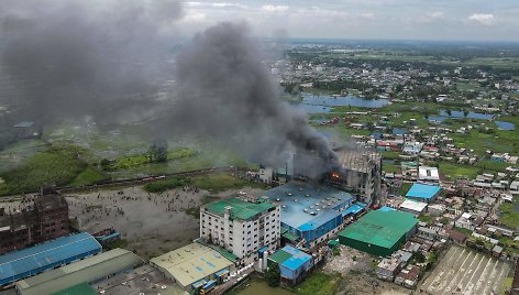 Per gaisrą maisto fabrike Bangladeše žuvo 52 žmonės 