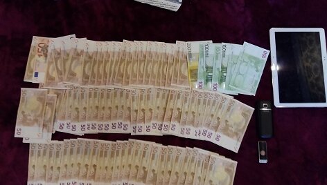 Kratų metu pas įtariamuosius rasti, manoma, nelegaliai įgyti pinigai