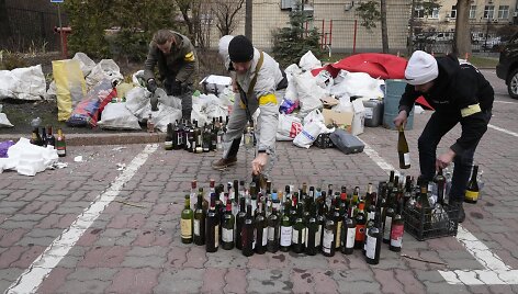 Kijeve ruo&scaron;iami Molotovo kokteiliai