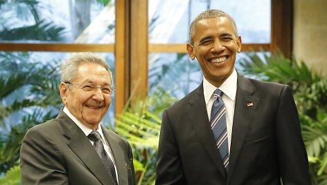 Barackas Obama paspaudė ranką Kubos prezidentui.