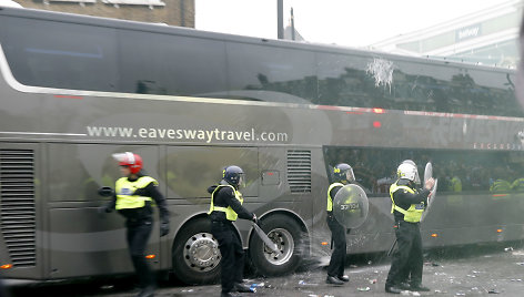 Užpultas „Manchester United“ autobusas su žaidėjais