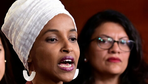 Rashida Tlaib (de&scaron;inėje) ir Ilhan Omar