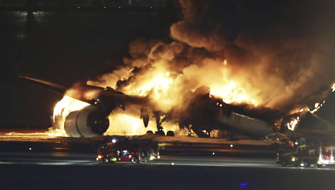 Po avarijos užsiliepsnojęs „Japan Airlines“ lėktuvas