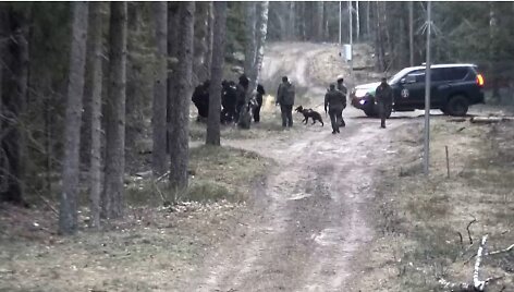 Pasieniečiai sulaikė migrantų grupę, kuri neteisėtai kirto Lietuvos sieną