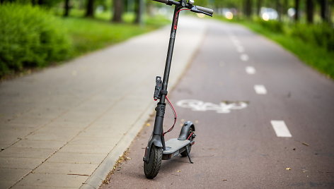 Paspirtukas ant dviračių tako