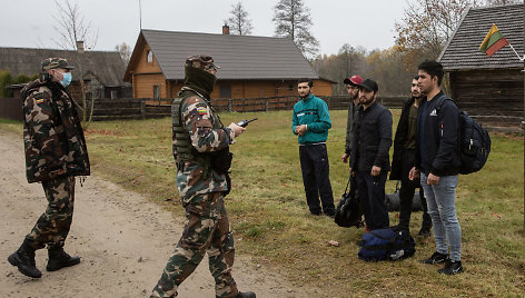 Musteikos kaime (Varėnos raj.) pasieniečiai sulaiko neteisėtai sieną kirtusius migrantus. Netrukus jie bus išstumti atgal į Baltarusijos teritoriją. 