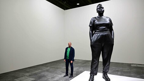 Britų menininkas Thomas J. Price'as prie savo darbo &bdquo;Moments contained&ldquo;, Bazelio meno mugėje, 2022