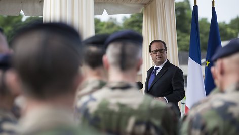 Francois Hollande'as tarp Prancūzijos karių