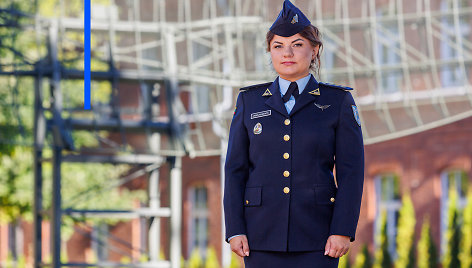 Karinėse oro pajėgose tarnaujanti Jolita: apie iššūkius valdant naikintuvus ir kaip karyba dera su tapyba