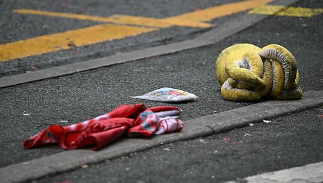 Liverpulio fanų atributika po nelaimės / PAUL ELLIS / AFP