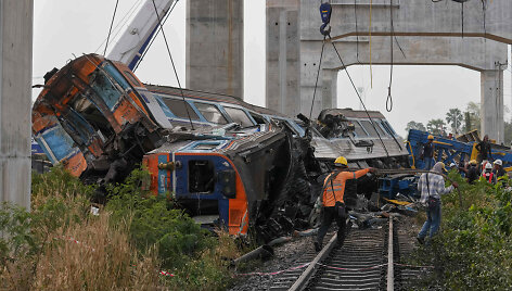 Tailande ant važiuojančio traukinio užvirto statybinis kranas /  / AP