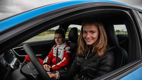 Airinė Palšytė bando sportiškus automobilius 