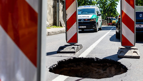 Rasų gatvėje atsivėrusi smegduobė