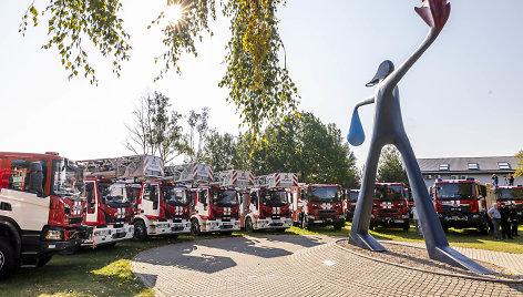 Priešgaisrinėms gelbėjimo tarnyboms perduoti 47 automobiliai