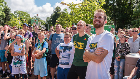 Palangoje vyko „Sprite“ krepšinio kovos vienas prieš vieną. Varžybas stebėjo ir Martynas Gecevičius.