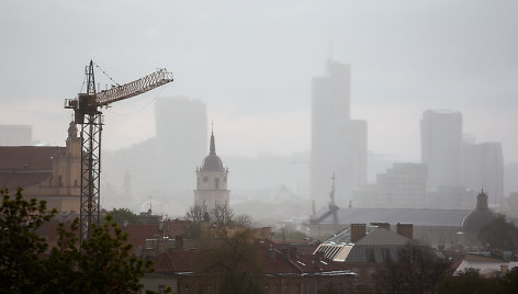 Lietaus nuplauti Vilniaus stogai ir bokštai