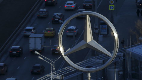 „Mercedes-Benz“ logotipas ant naujų automobilių salono Maskvoje 