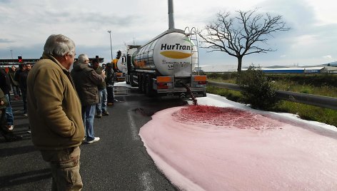 2016 metais ispaniškas vynas užtvindė greitkelį Prancūzijoje