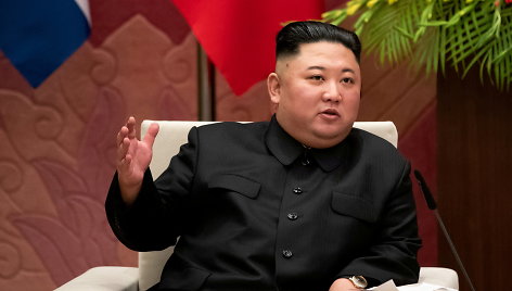 Šiaurės Korėjos lyderis sukritikavo šalies institucijų atsaką į pandemiją