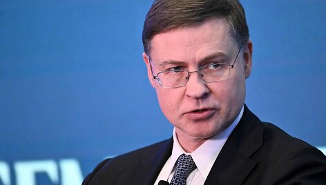 V. Dombrovskis / MANDEL NGAN / AFP