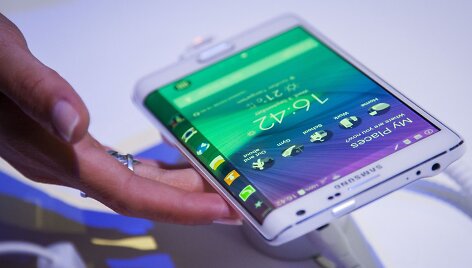 &bdquo;Samsung Galaxy Note Edge&ldquo; &ndash; pirmasis i&scaron;anusis, turntis i&scaron;lenktą ekraną telefono &scaron;one
