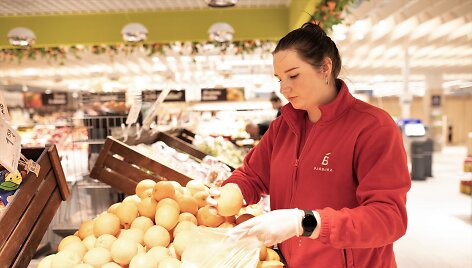 Elektroninės maisto ir kasdienių prekių parduotuvės &bdquo;Barbora&ldquo; darbuotoja