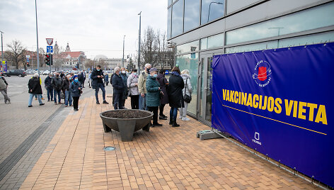 Eilė prie vakcinacijos centro Vilniuje miesto savivaldybėje 
