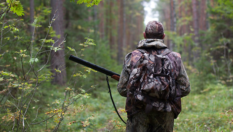Vyriausybė spręs dėl privalomo draudimo medžiotojams