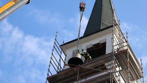 Į Gargždų bažnyčios bokštą pakilo du nauji varpai