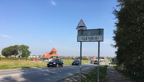 Sparčiai augančių Slengių gyventojai piktinasi, kad rajonui sparčiai augant infrastruktūra nevystoma.