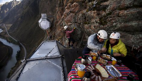 Nakvynė permatomose kapsulėse kabančiose uolos viršukalnėje Peru