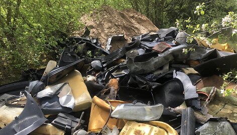 Mirusius automobilius laidoja žemėje