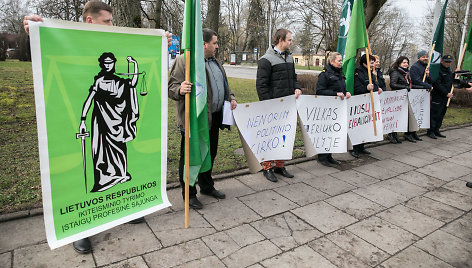 Protesto akciją prie Kalėjimų departamento