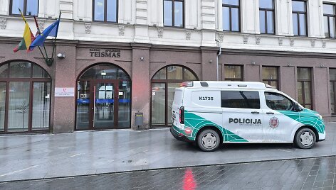 Policijos automobilis prie teismo