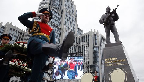 Maskvoje atidengtas paminklas ginklų konstruktoriui Kalašnikovui