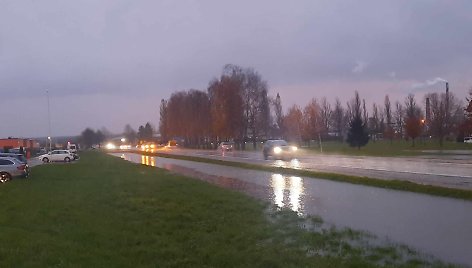 Dėl gausaus lietaus ėmė tvinti Kretingos gatvės. Meras pripažino, kad situacija mieste sudėtinga.