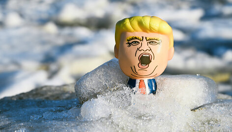 Donaldo Trumpo žaislinė figūrėlė sniege / IMAGO/Christian Ohde / IMAGO/Christian Ohde