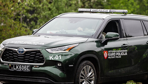 Gudžių kaime Karo policija ir Lietuvos kariuomenė ie&scaron;ko drono