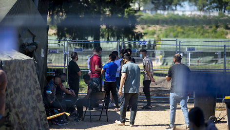 Pirmieji migrantai apsigyveno palapinių miestelyje