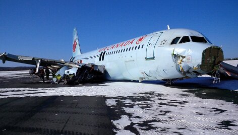 &bdquo;Air Canada&ldquo; lėktuvas po nesėkmingo nusileidimo
