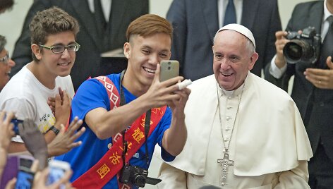Popiežius Pranci&scaron;kus susitiko su daugiau kaip pusantro tūkstančio vaikų ir jaunuolių i&scaron; viso pasaulio.